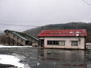 �����̉w�ɂƌא����B�돟���z�����T�����w�ł���B