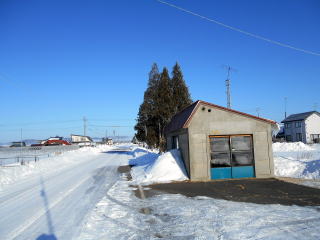 将軍山の待合室。入口の上に駅名の表示板があった跡がある