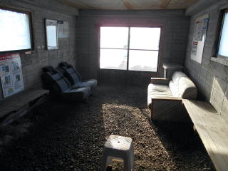 将軍山の待合室の中。不用品を再利用というよりかは置いていった感がある。