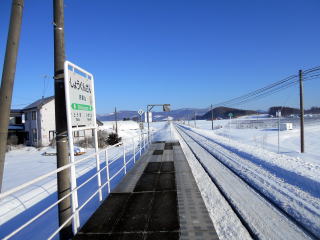 将軍山のホーム。散村の中にある駅のため利用者が少ない