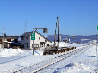 仮乗降場からの昇格駅、将軍山のホーム全景