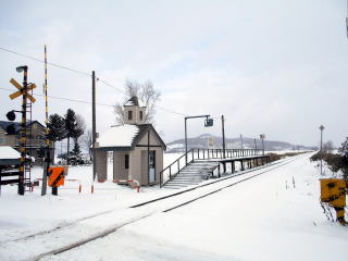 鹿討の駅前景。短いホームと教会風の小さな待合室が建てられた無人駅である。