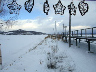 鹿討のホームと駅名標の位置が離れてしまっている。