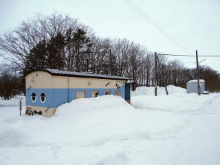 貨車改造の駅舎に描かれている「ぬまひきょん」反響が大きく、すっかり人気の高い駅となった。
