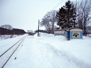 下沼のホーム。地名の由来はパンケ沼を和訳したものである。