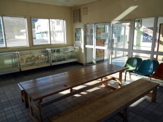 �܂�ŉ�c�����Ƀe�[�u���ƃx���`�A�����ꑺ�̓��Y�����W������Ă��锒��̑ҍ����B