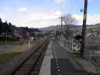 鹿折唐桑のホーム。赤さびた上に歪んだレールは列車が来ないという現実を突きつけられる。