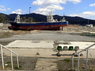 鹿折唐桑の駅前通りは漁船によってその道を遮られてしまっている