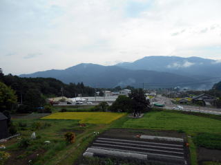 田切のホームからは南アルプスと中央アルプスの絶景が堪能できる。