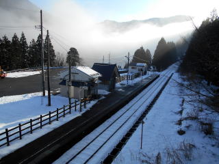 高屋のホーム。山側のホームを廃止して棒線駅となっている。