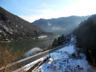 高屋の駅前の駐車場から見える最上川。見事な絶景である。