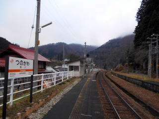 角川のホーム。木造の待合室が残る。