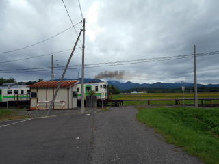 鶴沼を発車したディーゼルカー。これを見送ったら、この日はもう列車はやって来ない。