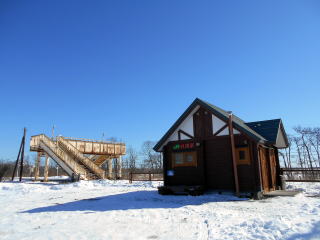 直別の駅舎と跨線橋。十勝沖地震の影響で、駅舎はログハウス風の建物に建て替えられた。