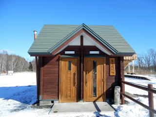 右側が待合室、左側はトイレの入り口。駅舎が小さい為、待合室の中は狭い。