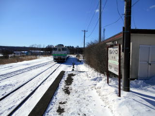 直別に到着する、根室本線のディーゼルカー。来月には駅が廃止されるため、この光景もあとわずかだ。
