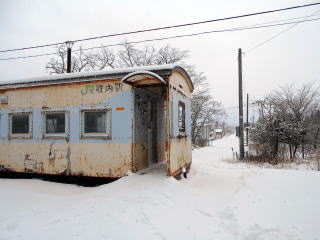 歌内のホームから見た駅前通り。駅前に存在する民家はわずか2軒のみだった。