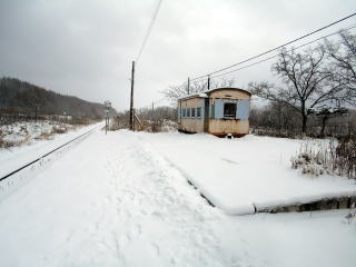 歌内のホームに残されている旧駅舎の土台。昔は駅員もいて駅舎のある駅だった名残だ。