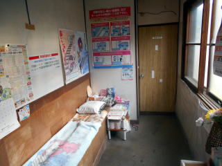 �܂�ŒN�����Z��ł��邩�̂悤�ȕ��͋C�Ɏ{���ꂽ�h�m���̑ҍ����B