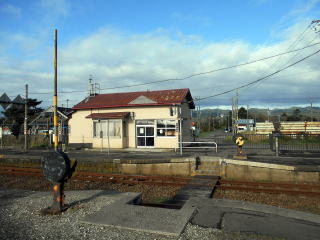 山崎の駅では函館方面の列車に乗るためには構内踏切を渡る。
