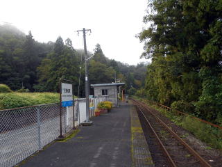 石見松原はホームから見下ろせば民家が見えるが、アングル一つで秘境駅っぽい演出が作れる。