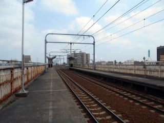 �����d������Ă��鈮��l���̃z�[���B���������͓s�s�^�̉w�Ɖ���ς�肪�Ȃ��B