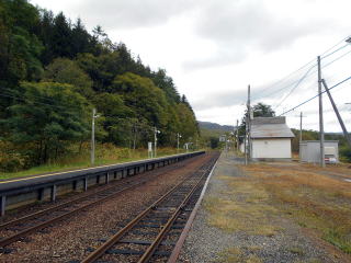 対抗式ホームを有する銀山。実際に列車の交換も行われる。