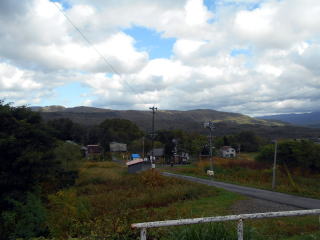 ウマ娘には登場したが、実際に駅のすぐ近くには馬の牧場は見当たらない。