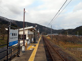 東美浜はバイパスと高速道路に挟まれながらも農村集落に置かれた小さな駅だ。