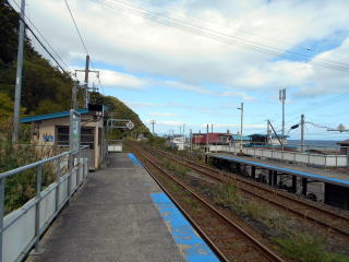 短い対抗式ホームの本石倉。JRになって仮乗降場から正式な駅に昇格した。