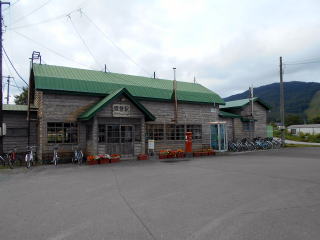 �u�S�����i�ۂ��ۂ�j�v�̖y���w�Ɏg�p���ꂽ���Ђ̉w�ɁB�����̉w���������y���̂܂܂ł���B