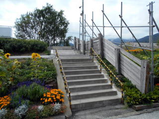 �f��̃��P�n�̌��ߎ�ɂȂ������Ђ̃z�[���ւƑ����K�i�B