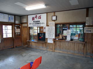 ���l�w�ƂȂ������Ђ̉w�ɓ��͉f��̎������ɂȂ��Ă����B