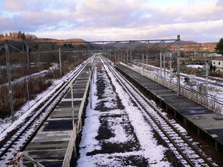 �ɔ[�̃z�[���B�ʐ^���猩�ĉE���ɋ��H���̐��H�Ղ��c���Ă���B