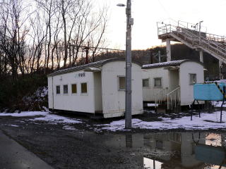 �ҍ����͂Q�����邪�A��Ԃ̔��Ԏ����\��^���\�̓z�[�����̑ҍ����Ɍf������Ă���B