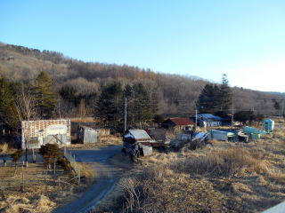 限りなく廃墟に近い上厚内の駅周辺。かつてはきちんと集落を形成していた面影は感じる。