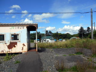 周囲は酪農地帯の上幌延。駅前に民家は１軒のみである。