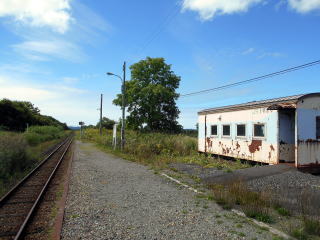 上幌延の駅構内。遠方の緩いクランク状の線路がかつて交換設備があったことをしのばせる。