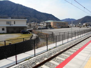 駅名の由来となった駅のそばを流れる帆待川。