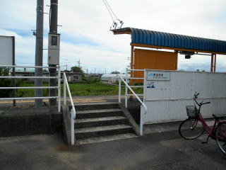 教会前の入り口。脇にバリアフリーのスロープも設けられている。