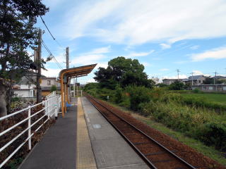 教会前のホーム。どこにでもある棒線駅だ。