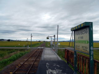 南下徳富のホーム。ここも木造とコンクリの半々のホームだ。