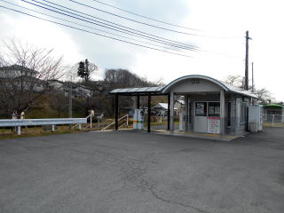 簡易駅舎となっている舞木。郡山の隣ということもあって地元の利用客が普通にいる駅だ。