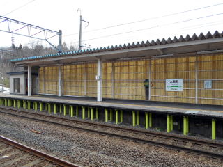 駅舎側から撮った大張野のホーム。ホーム上にも待合室はある。