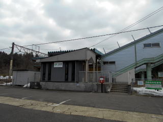片流れ屋根の駅舎の大張野。改築前は貨車改造の駅舎だった。