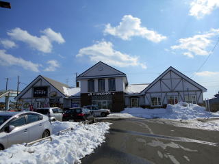 1989年に建て替えられて現在に至る、大楽毛の駅舎。無人駅だが釧路市役所の支所と、かもめ食堂が入っている。