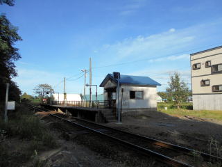 札的の駅全景。片面ホームとモルタルの待合室の駅だ。
