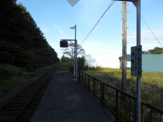 札的のホーム末端。ここでも１日１本しか停車しない新十津川の駅名が表示される。