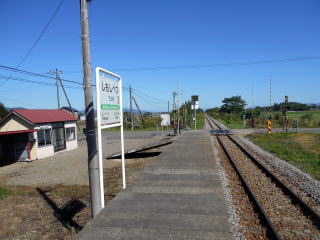 下士別のホーム。周囲に民家が何軒かあるが、国道にも近い駅である。