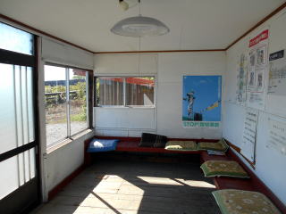 下士別の待合室の中。電気は紐で引っ張ってつける昔ながらのやり方だ。